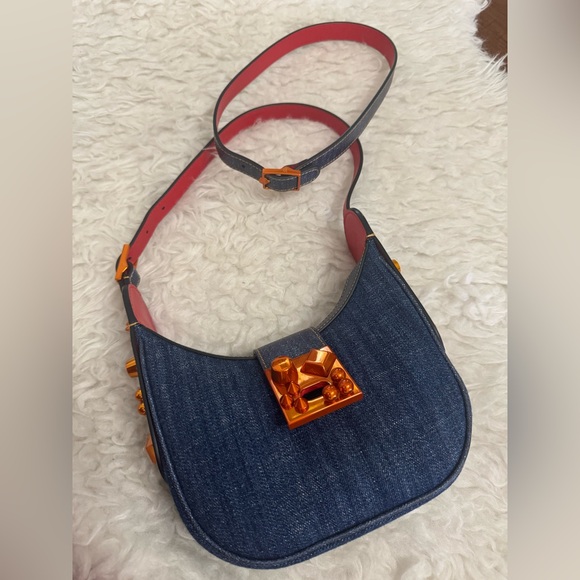 LIKE NEW CHRISTIAN LOUBOUTIN
Carasky denim mini bag NO CALL OUT - Picture 16 of 16